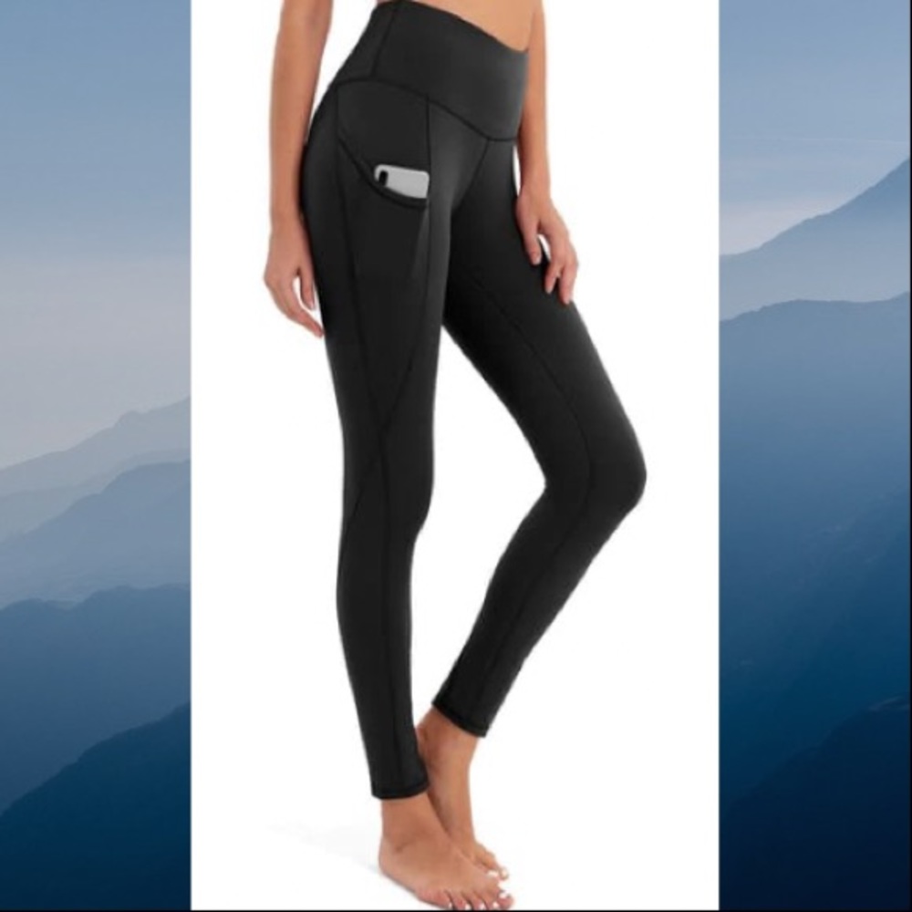 Black pocketed yoga pants